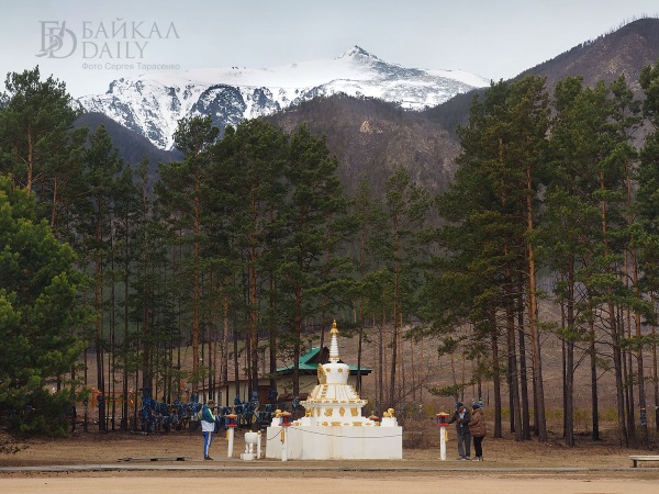 Буддисты Баргузинской долины помолились хозяину местности у Бархан горы. Фоторепортаж