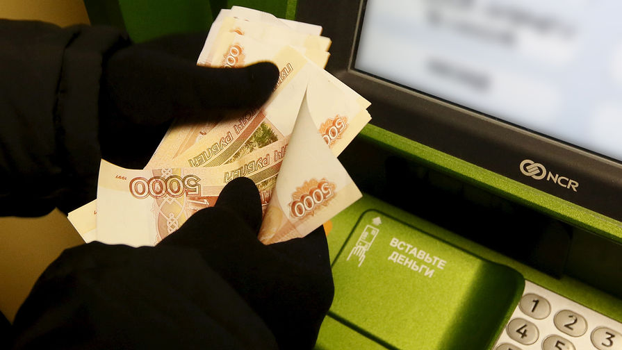 В Петербурге пенсионер взял несколько кредитов и отдал мошенникам 9,7 млн рублей