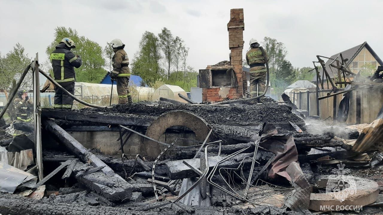 Крупный пожар повредил 5 домов в одном из СНТ Башкирии