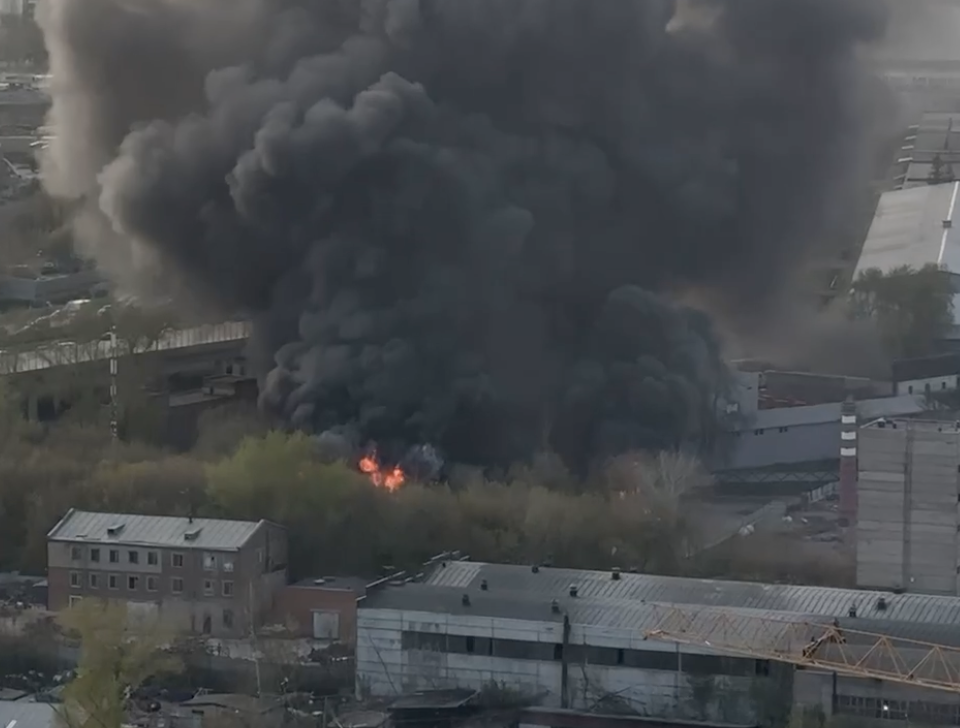 Сильный пожар произошел на востоке Москвы
