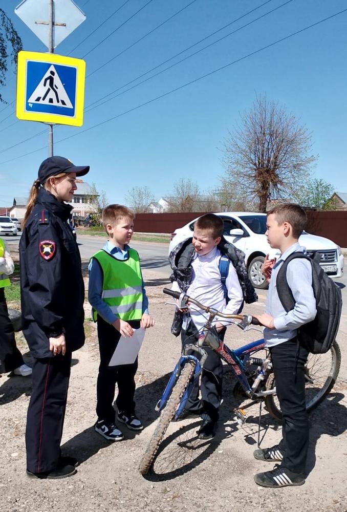 В Волжске отряд юных инспекторов дорожного движения провел акцию Юный велосипедист
